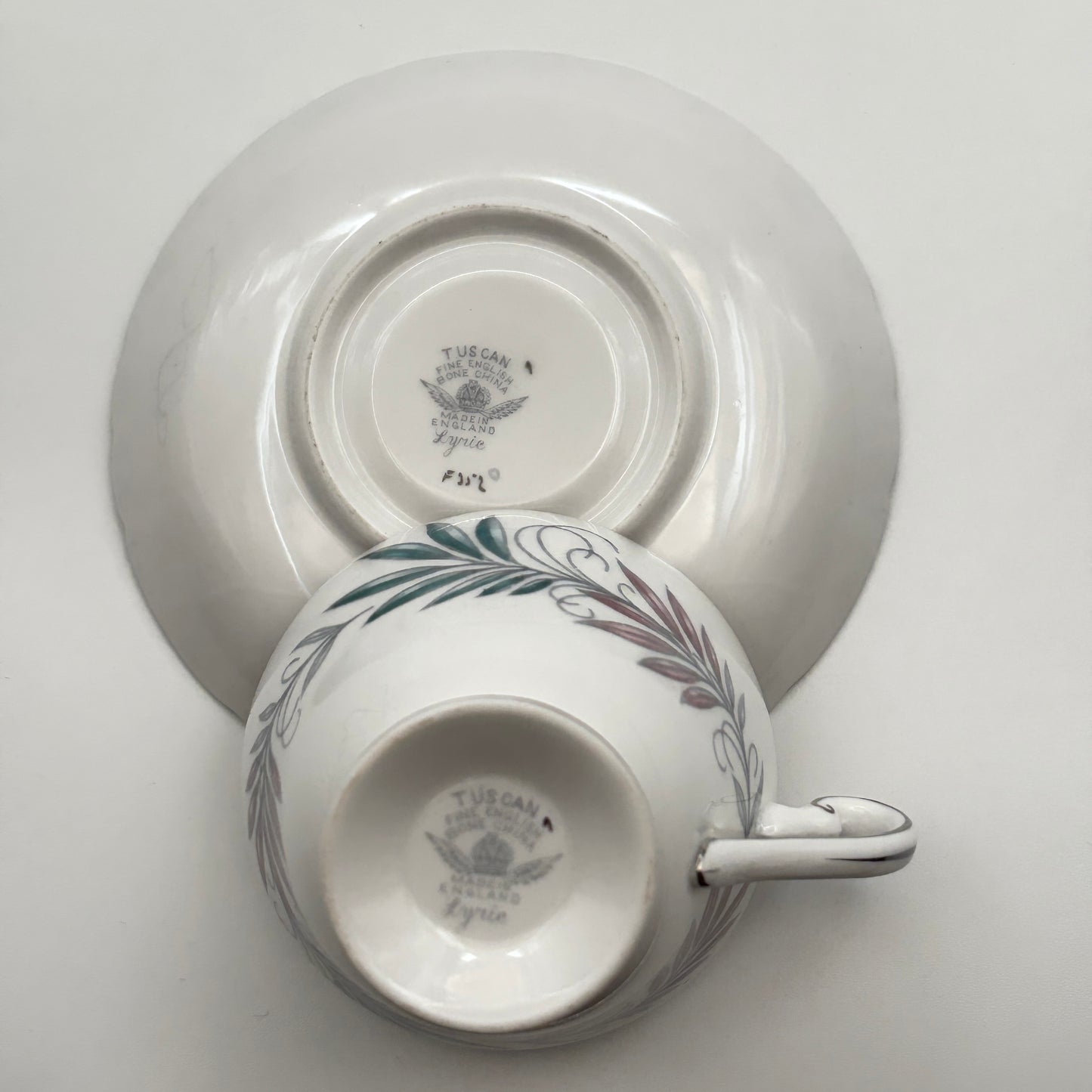 Tuscan Lyric 5-Piece Fine Bone China Dinnerware Set – A Collector’s Classic