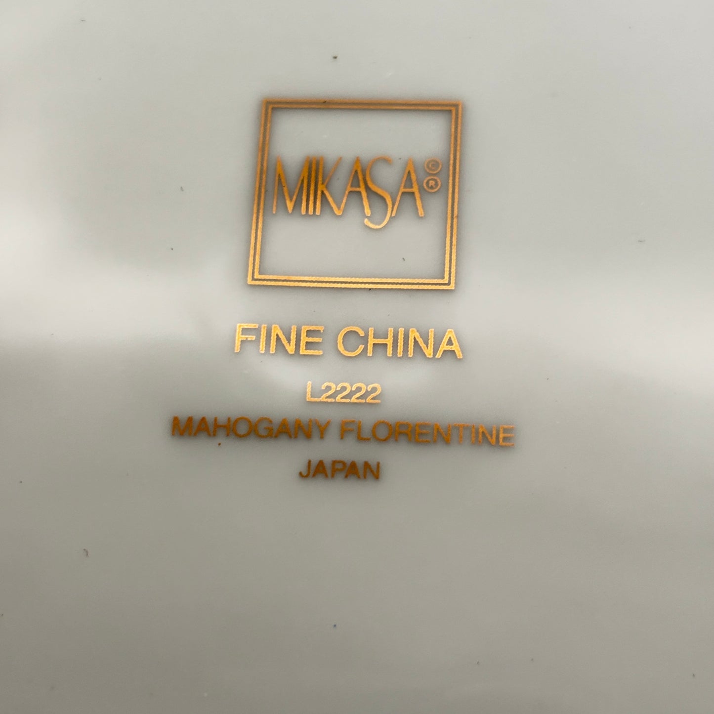 The Mikasa Fine China L2222 Mahogany Florentine Round Chop Plate Japan 12"